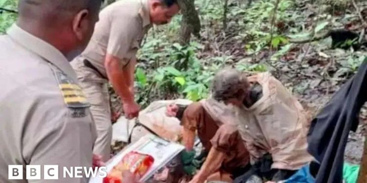 Mujer estadounidense encontrada hambrienta y encadenada a un árbol en India se ató sola, dice policía de India
