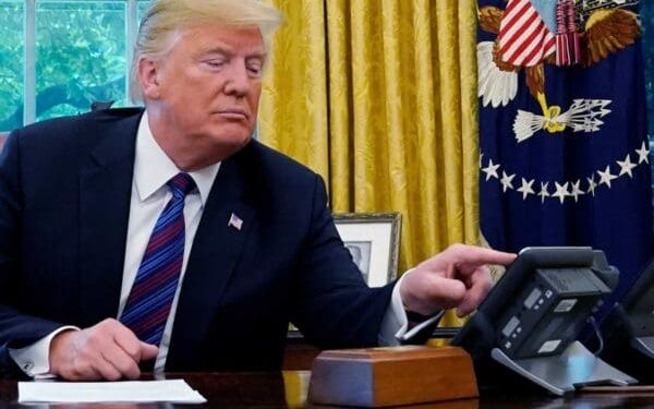 Después de que Fox News lo expulsara, Trump fue llamado a Newsmax para seguir despotricando