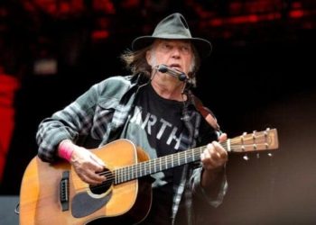 Después de demandar a Trump, Neil Young le dio permiso a Tim Walz para usar Rockin' In The Free World