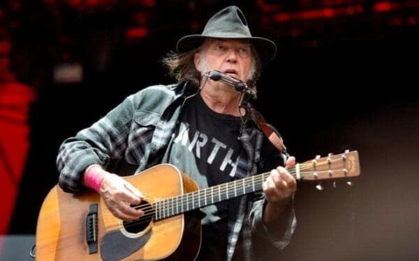 Después de demandar a Trump, Neil Young le dio permiso a Tim Walz para usar Rockin' In The Free World