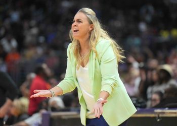 La entrenadora de los Aces, Becky Hammon, niega haber actuado mal tras la demanda