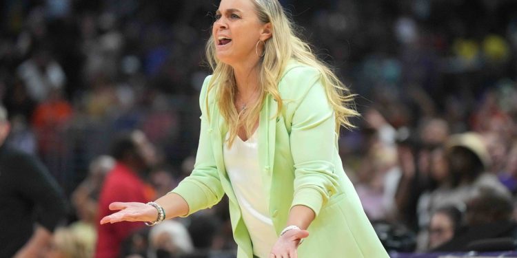 La entrenadora de los Aces, Becky Hammon, niega haber actuado mal tras la demanda