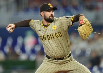 Los Padres siguen luchando por los playoffs contra los Twins