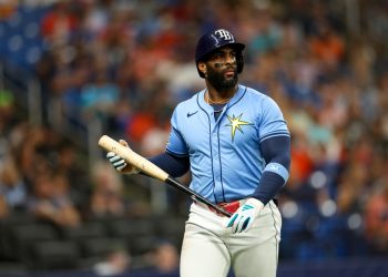 Yandy Díaz, 1B de los Rays, golpeado por un lanzamiento, sale del juego contra los D-backs