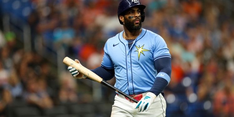 Yandy Díaz, 1B de los Rays, golpeado por un lanzamiento, sale del juego contra los D-backs