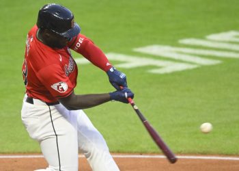 Los Guardianes buscan ganar la serie ante los Rangers y tener un respiro en la División Central de la Liga Americana