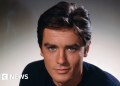 Muere la estrella del cine francés Alain Delon a los 88 años