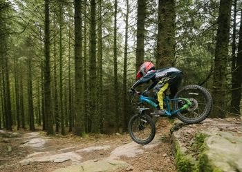 Los ciclistas de montaña están recuperando la naturaleza salvaje pagando al gobierno para que lo haga