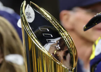 Clasificaciones de fútbol universitario; encuestas de pretemporada y semanales de AP y entrenadores