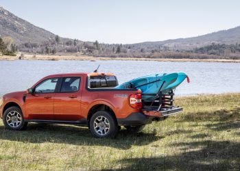 Ford dice que una camioneta será el primer vehículo eléctrico construido en su plataforma de bajo costo