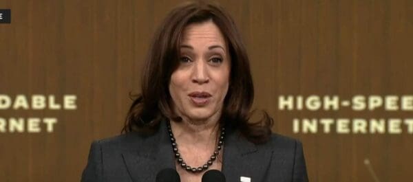Kamala Harris está formando un ejército de voluntarios para derrotar a Trump