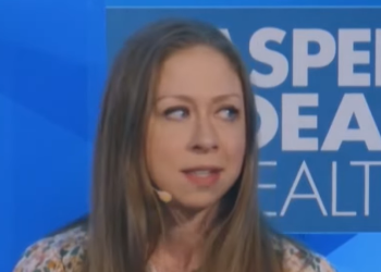 Los Clinton presionan para que Chelsea obtenga el puesto de embajadora si Kamala Harris se convierte en presidenta: informe