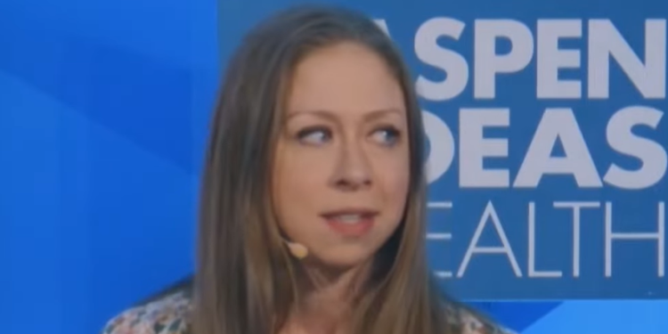 Los Clinton presionan para que Chelsea obtenga el puesto de embajadora si Kamala Harris se convierte en presidenta: informe