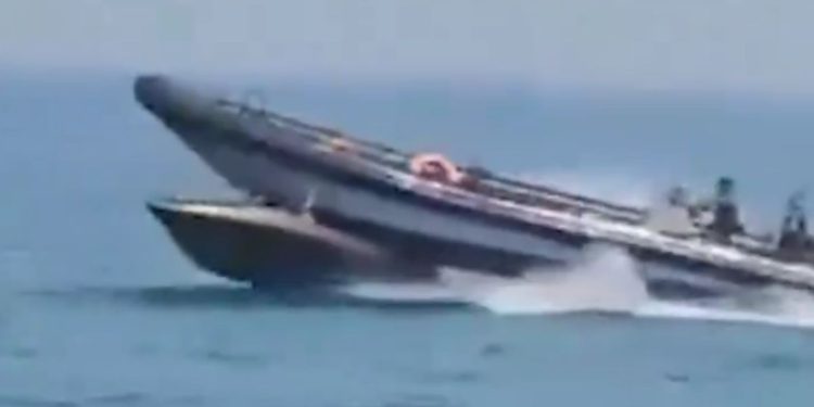 Imágenes dramáticas: la policía española bloquea el paso de inmigrantes ilegales cortando su barco por la mitad | The Gateway Pundit