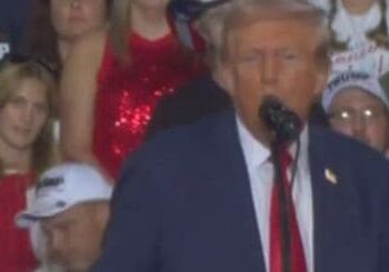 Trump habla ante asientos vacíos mientras sus partidarios lo abandonan en Pensilvania