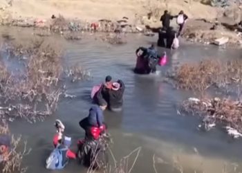 Los migrantes siguen intentando viajar en los autobuses escolares de San Diego con estudiantes a bordo