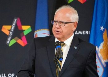 Siguen existiendo dudas sobre el servicio militar de Walz después de que la campaña de Harris dijera que se había «expresado mal»