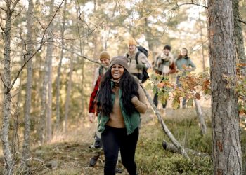 Las mejores ofertas para actividades al aire libre: ahorre hasta un 50 % en tiendas de campaña REI, dispositivos Garmin inReach y luces inteligentes para exteriores