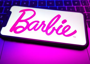 Ya está aquí el teléfono plegable de Barbie de HMD