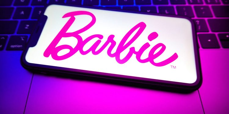 Ya está aquí el teléfono plegable de Barbie de HMD