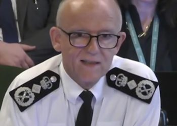 TIRANÍA BRITÁNICA: La policía realiza una redada y arresta a un niño de 11 años por asistir a una reciente protesta contra la inmigración | The Gateway Pundit