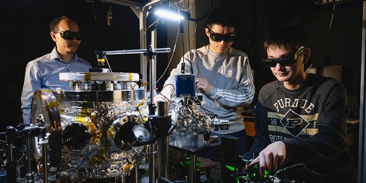 Estos nanodiamantes levitantes son las bolas de discoteca más pequeñas del mundo