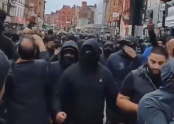 «Se está gestando una revolución en Gran Bretaña»: el Daily Mail revela la identidad de Tommy Robinson mientras incendian hoteles para asilos y la «Liga de Defensa Musulmana» persigue a ingleses con dos por cuatro | The Gateway Pundit