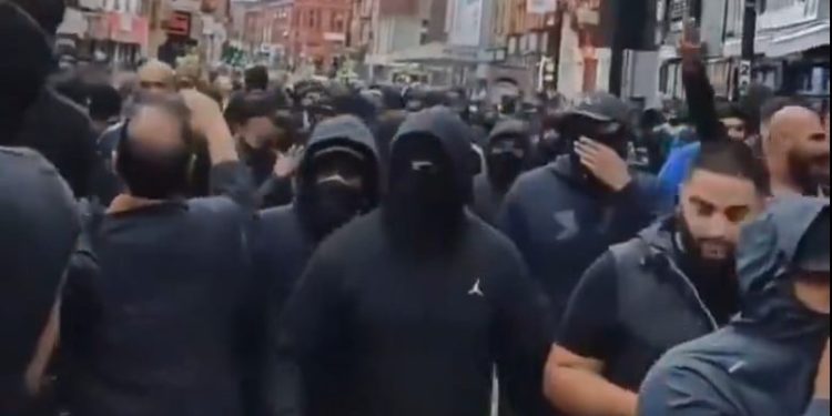 «Se está gestando una revolución en Gran Bretaña»: el Daily Mail revela la identidad de Tommy Robinson mientras incendian hoteles para asilos y la «Liga de Defensa Musulmana» persigue a ingleses con dos por cuatro | The Gateway Pundit