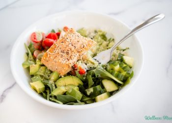 Tazones de salmón con aderezo de cilantro y limón