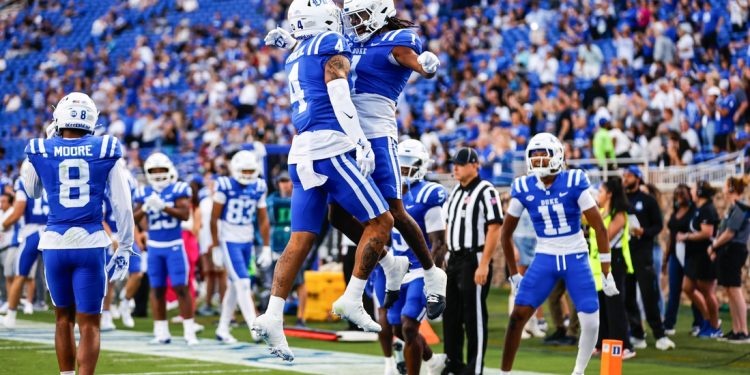 Duke toma el control al final, supera a UConn y mejora a 3-0