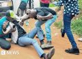 Bobi Wine, el principal líder de la oposición de Uganda, herido en un altercado con la policía