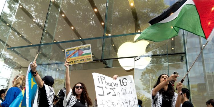 Manifestantes se manifiestan en tiendas Apple de todo el mundo el día del lanzamiento del iPhone 16