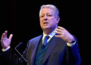 Al Gore critica a las corporaciones y a los políticos, comparando sus promesas sobre la crisis climática con “resoluciones de Año Nuevo”