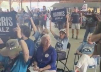 Glenn Youngkin es abucheado y ahogado con '¡No vamos a volver atrás!' mientras hace campaña por Trump