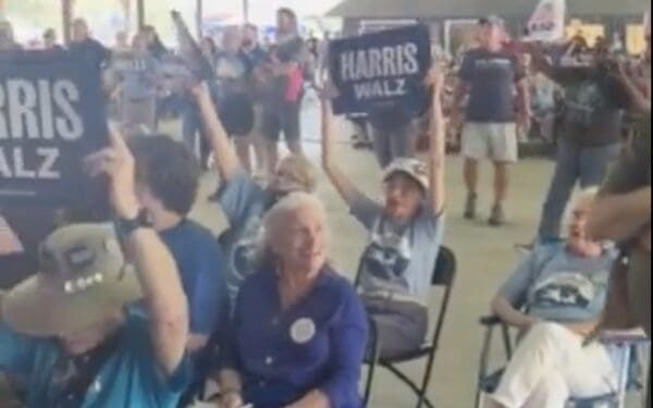 Glenn Youngkin es abucheado y ahogado con '¡No vamos a volver atrás!' mientras hace campaña por Trump