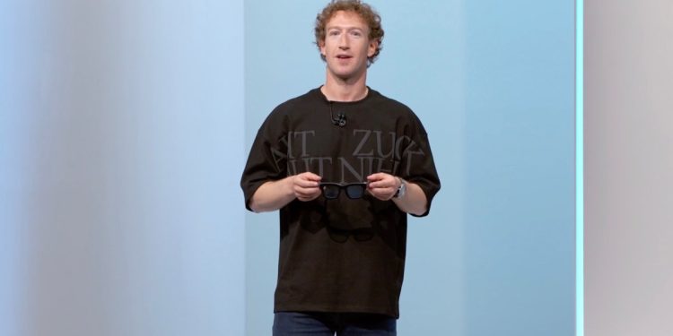¿Qué dice la camiseta de Mark Zuckerberg?