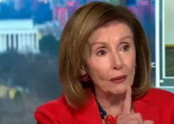 Nancy Pelosi critica a Jake Tapper por apoyar las mentiras de Trump sobre Kamala Harris
