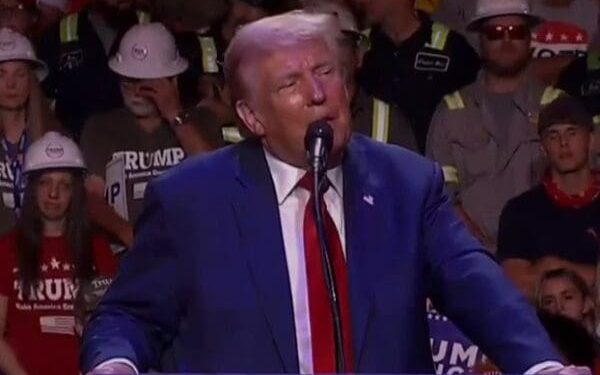 La multitud comienza a retirarse del lugar donde Trump pronunció su discurso en Indiana, Pensilvania, a los 45 minutos