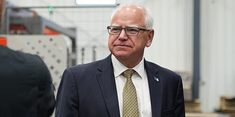 Citan a Walz por supervisar un plan de fraude de 250 millones de dólares