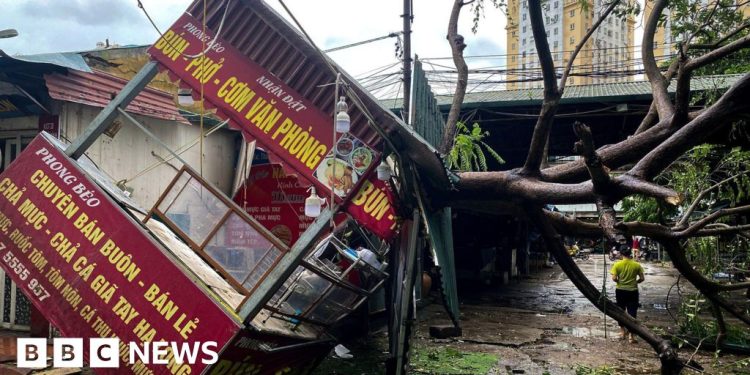Un deslizamiento de tierra mata a una familia mientras el tifón Yagi arrasa Vietnam