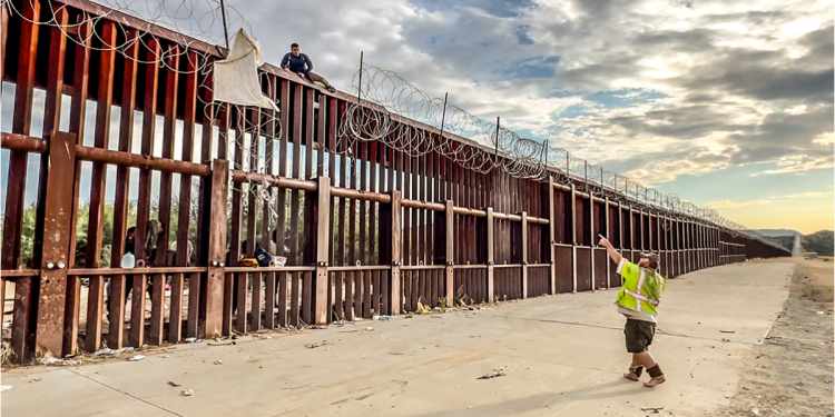 VIDEOS EXCLUSIVOS DETRÁS DE CÁMARAS: Un patriota harto impide que una multitud de inmigrantes ilegales salte el muro fronterizo | The Gateway Pundit