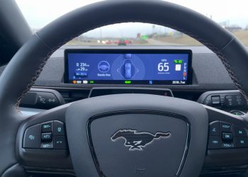 Acusan de homicidio por conducir bajo los efectos del alcohol a una mujer que presuntamente mató a dos personas mientras conducía un Ford BlueCruise