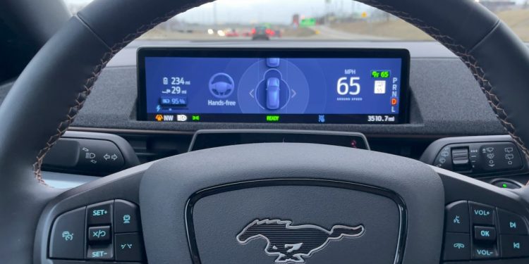 Acusan de homicidio por conducir bajo los efectos del alcohol a una mujer que presuntamente mató a dos personas mientras conducía un Ford BlueCruise