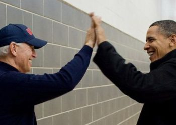 Se le ordena a un jefe de frontera retirado no informar sobre personas que crucen la frontera con vínculos al terrorismo