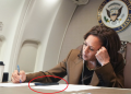OTRA FALSA FOTOGRAFÍA: Kamala Harris finge ser informada sobre los daños del huracán Helene, pero sus auriculares no están conectados al teléfono | El experto en puerta de enlace