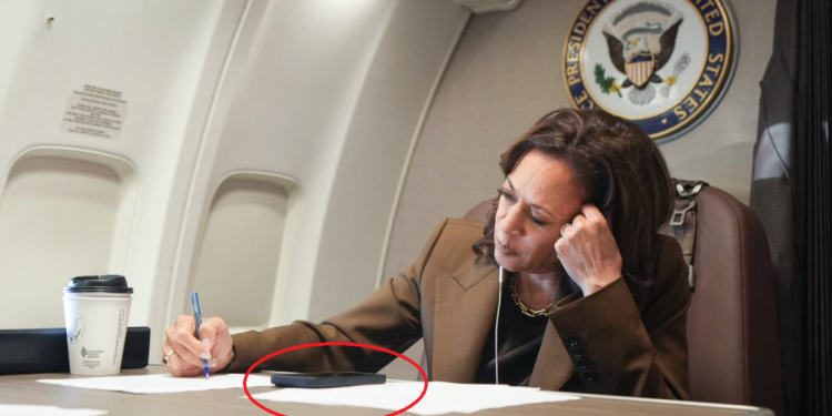 OTRA FALSA FOTOGRAFÍA: Kamala Harris finge ser informada sobre los daños del huracán Helene, pero sus auriculares no están conectados al teléfono | El experto en puerta de enlace