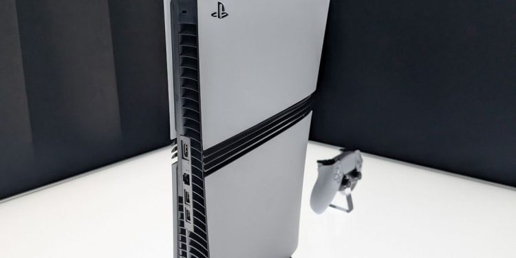 De cerca la PS5 Pro de Sony y el modelo del 30.° aniversario