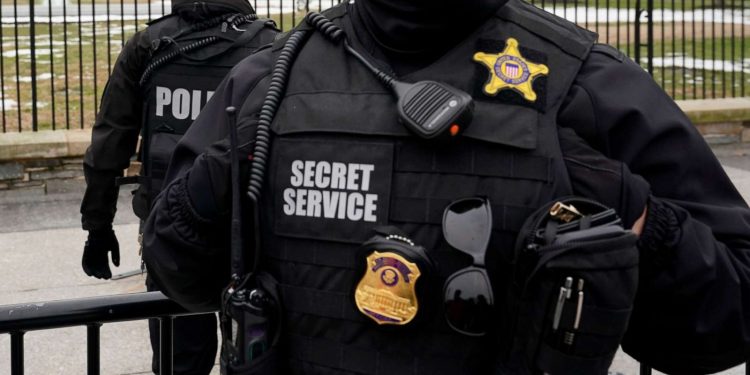 Un agente del Servicio Secreto acusado de agredir sexualmente a una asistente de Kamala Harris después de una noche de fiesta en estado de ebriedad, luego se desmayó en el pasillo del hotel | The Gateway Pundit