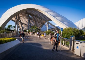 La carrera de ciclos de luz TRON abre la línea de espera para una espera de tres dígitos antes de una caída brusca