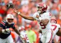 La intriga del QB en juego mientras el No. 18 Oklahoma y el No. 1 Texas renuevan su rivalidad